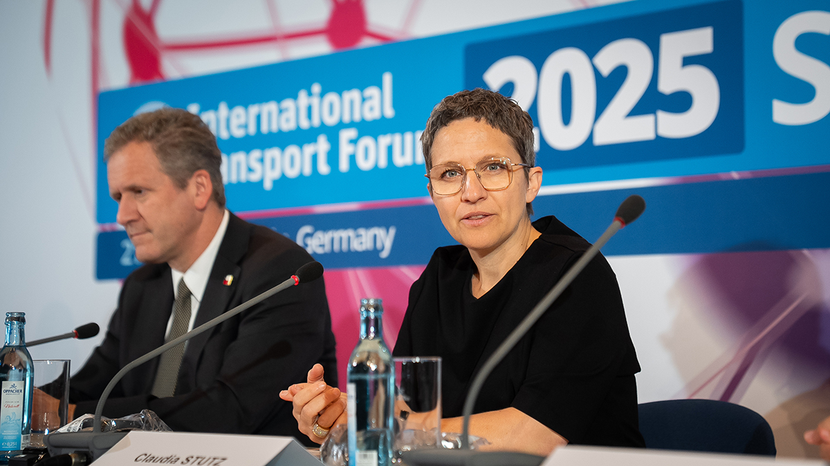 Auf dem Foto sieht man Claudia Stutz, Staatssekretärin im BMV, bei der Pressekonferenz auf dem ITF25 in Leipzig. Neben ihr sitzt der chilenische Transportminister Juan Carlos Muñoz Abogabir. Auf dem Foto sieht man Claudia Stutz, Staatssekretärin im BMV, bei der Pressekonferenz auf dem ITF25 in Leipzig. Neben ihr sitzt der chilenische Transportminister Juan Carlos Muñoz Abogabir.