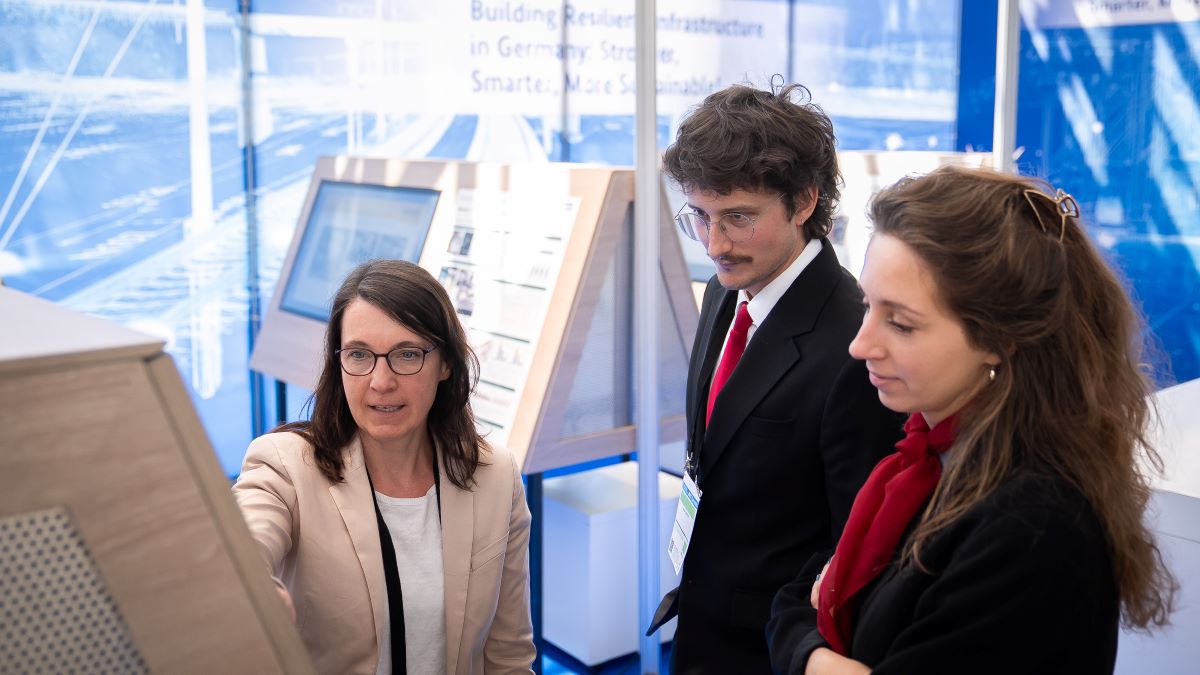 Impressionen vom BMV-Stand auf dem International Transport Forum 2025 in Leipzig. Das Thema des Standes lautet auf Englisch: Building Resilient Infrastructure in Germany: Stronger, Smarter, More Sustainable! Impressionen vom BMV-Stand auf dem International Transport Forum 2025 in Leipzig. Das Thema des Standes lautet auf Englisch: Building Resilient Infrastructure in Germany: Stronger, Smarter, More Sustainable!