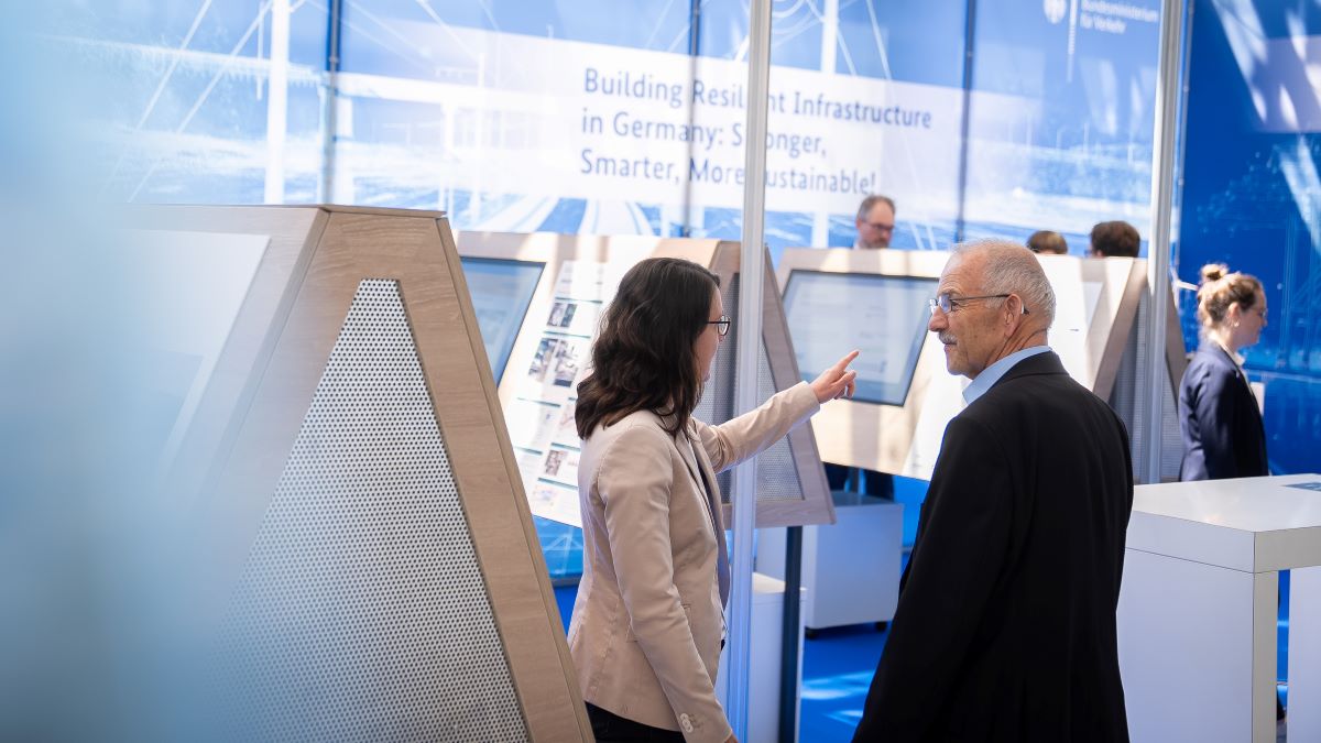 Impressionen vom BMV-Stand auf dem International Transport Forum 2025 in Leipzig. Das Thema des Standes lautet auf Englisch: Building Resilient Infrastructure in Germany: Stronger, Smarter, More Sustainable! Impressionen vom BMV-Stand auf dem International Transport Forum 2025 in Leipzig. Das Thema des Standes lautet auf Englisch: Building Resilient Infrastructure in Germany: Stronger, Smarter, More Sustainable!