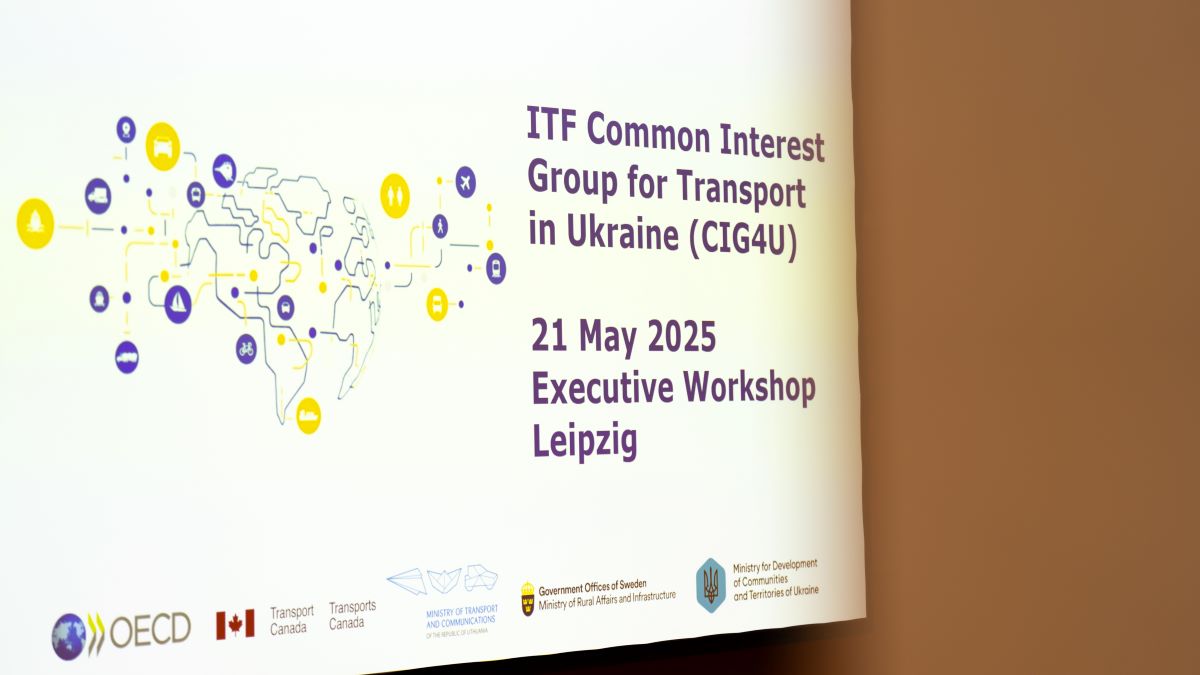 Auf dem Schild steht auf Englisch folgender Text: ITF Common Internet Group for Transport in Ukraine (CIG4U) Executive Workshop Leipzig. Auf dem Schild steht auf Englisch folgender Text: ITF Common Internet Group for Transport in Ukraine (CIG4U) Executive Workshop Leipzig.