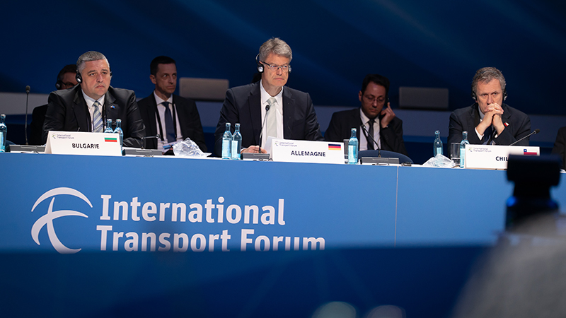 Verkehrsminister Patrick Schnieder beim Special Minister Roundtable zur Ukraine zum Thema "Navigating Challenges with Distinct Approaches". Neben ihm sitzen die Verkehrsminister aus Bulgarien, Dimitar Nedyalkov, und Chile, Juan Carlos Muñoz Abogabir. Verkehrsminister Patrick Schnieder beim Special Minister Roundtable zur Ukraine zum Thema "Navigating Challenges with Distinct Approaches". Neben ihm sitzen die Verkehrsminister aus Bulgarien, Dimitar Nedyalkov, und Chile, Juan Carlos Muñoz Abogabir.