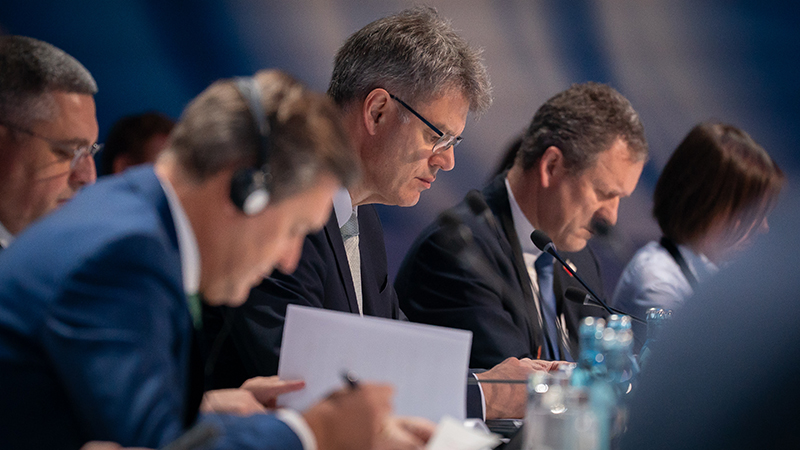 Foto von Verkehrsminister Schnieder beim Roundtable. Foto von Verkehrsminister Schnieder beim Roundtable.