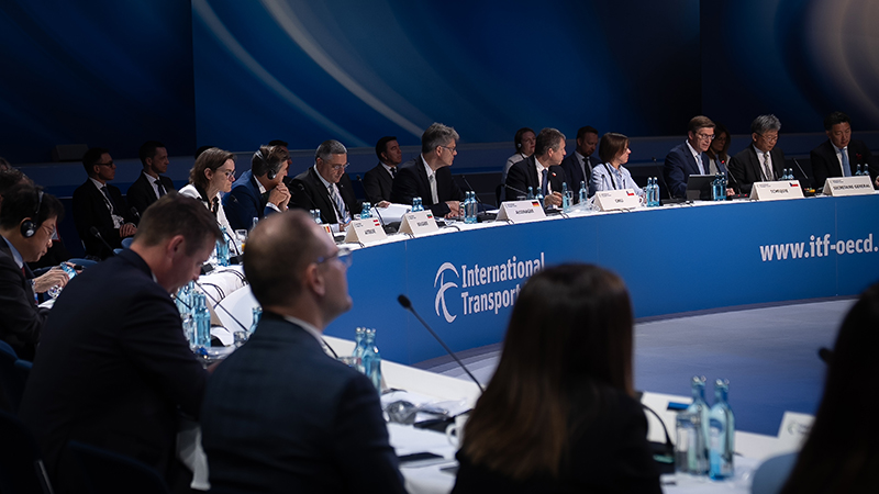Aufnahme vom großen runden Konferenztisch, an dem die Verkehrsministerinnen und Verkehrsminister beim ITF zum Thema Ukraine sprechen. Aufnahme vom großen runden Konferenztisch, an dem die Verkehrsministerinnen und Verkehrsminister beim ITF zum Thema Ukraine sprechen.