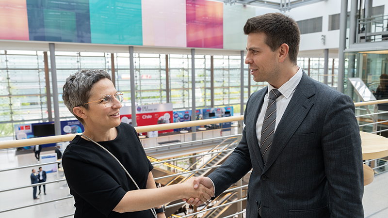 Staatssekretärin Claudia Stutz schüttelt dem ukrainischen Vize-Premierminister Serhiy Derkach auf dem Weltverkehrsforum die Hand. Staatssekretärin Claudia Stutz schüttelt dem ukrainischen Vize-Premierminister Serhiy Derkach auf dem Weltverkehrsforum die Hand.