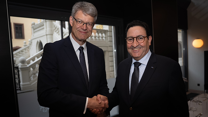 Verkehrsminister Patrick Schnieder schüttelt dem marokkanischen Verkehrsminister Abdessamad Qaiouh die Hand. Verkehrsminister Patrick Schnieder schüttelt dem marokkanischen Verkehrsminister Abdessamad Qaiouh die Hand.