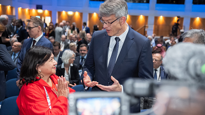 Austausch beim Eröffnungsplenum von Verkehrsminister Patrick Schnieder mit den internationalen Gästen. Austausch beim Eröffnungsplenum von Verkehrsminister Patrick Schnieder mit den internationalen Gästen.