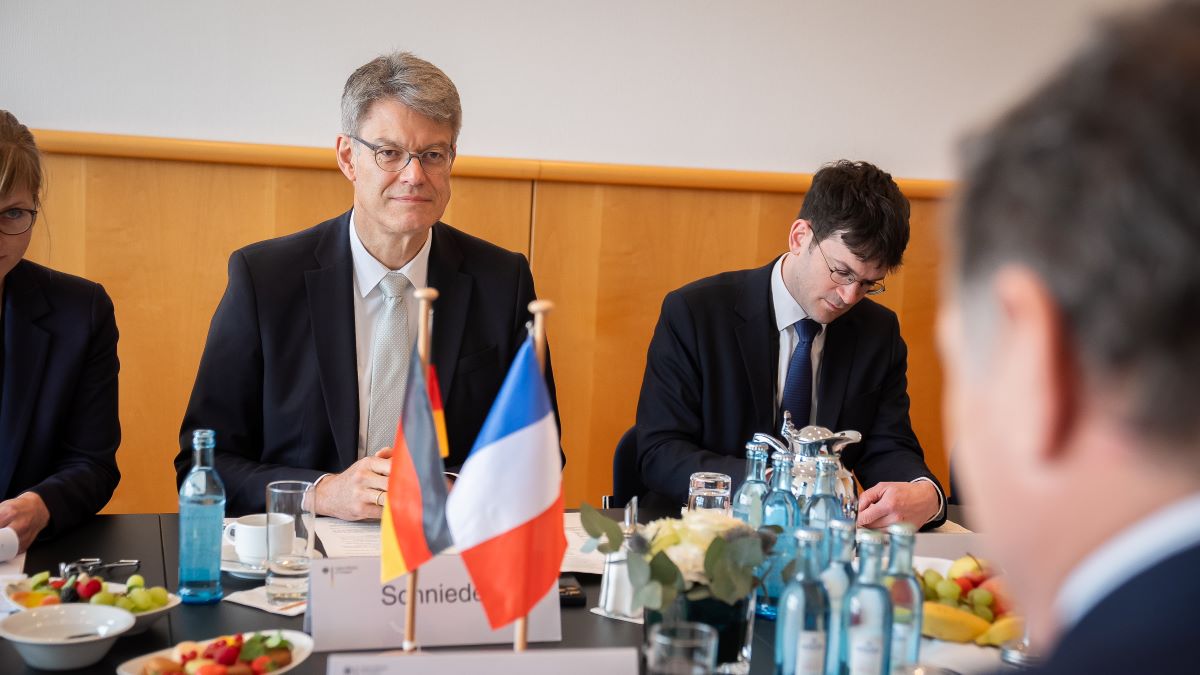 Patrick Schnieder trifft sich auf dem International Transport Forum mit dem französischen Verkehrsminister Philippe Tabarot zum bilateralen Gespräch. Patrick Schnieder trifft sich auf dem International Transport Forum mit dem französischen Verkehrsminister Philippe Tabarot zum bilateralen Gespräch.