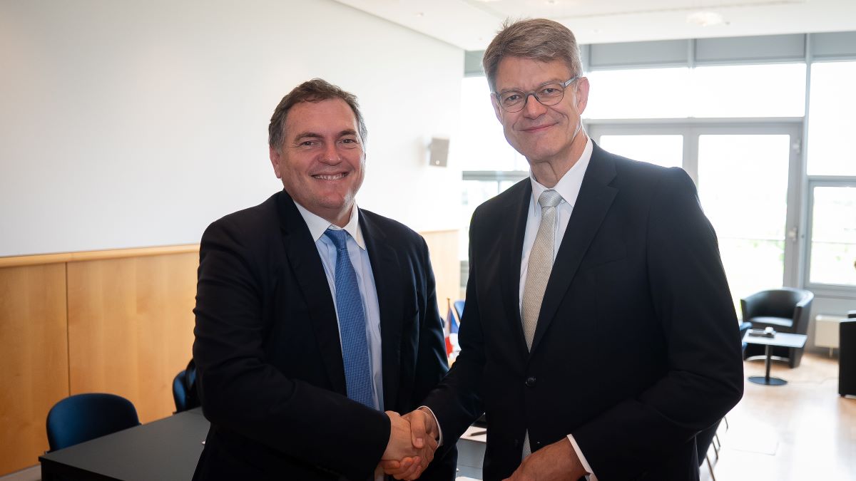 Patrick Schnieder trifft sich auf dem International Transport Forum mit dem französischen Verkehrsminister Philippe Tabarot zum bilateralen Gespräch. Sie schütteln sich die Hände. Patrick Schnieder trifft sich auf dem International Transport Forum mit dem französischen Verkehrsminister Philippe Tabarot zum bilateralen Gespräch. Sie schütteln sich die Hände.