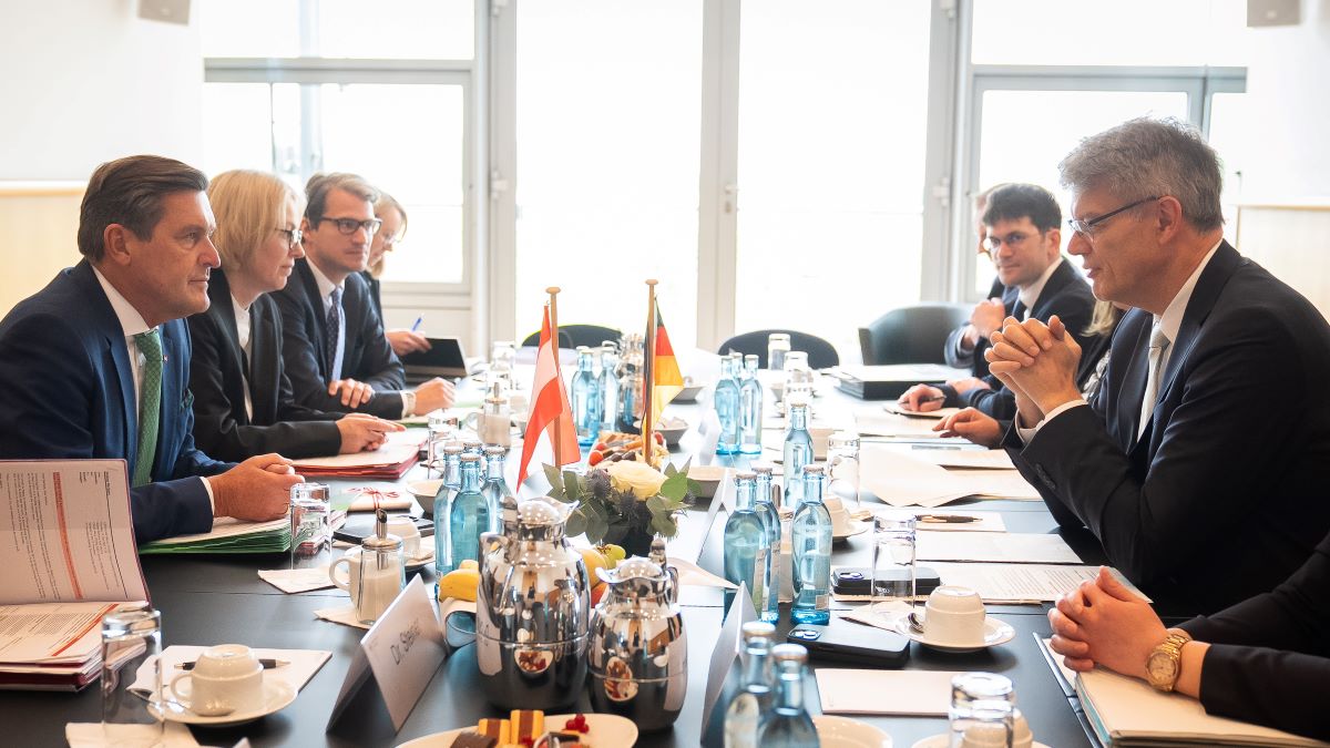 Foto vom bilateralen Gespräch zwischen Patrick Schnieder und dem österreichischen Minister für Mobilität und Infrastruktur Peter Hanke. Foto vom bilateralen Gespräch zwischen Patrick Schnieder und dem österreichischen Minister für Mobilität und Infrastruktur Peter Hanke.