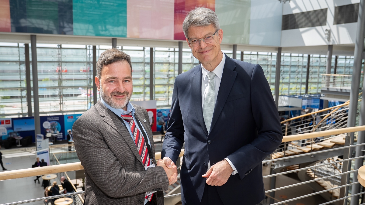 Verkehrsminister Patrick Schnieder hat auf dem ITF in Leipzig den Präsidenten der Bundesanstalt für Straßenwesen, Markus Oeser, getroffen. Verkehrsminister Patrick Schnieder hat auf dem ITF in Leipzig den Präsidenten der Bundesanstalt für Straßenwesen, Markus Oeser, getroffen.
