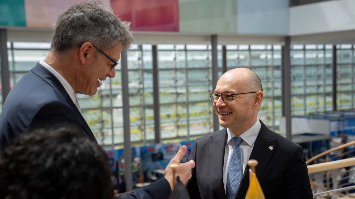 In Leipzig auf dem Weltverkehrsforum spricht Patrick Schnieder mit dem Verkehrsminister aus Litauen, Eugenijus Sabutis. In Leipzig auf dem Weltverkehrsforum spricht Patrick Schnieder mit dem Verkehrsminister aus Litauen, Eugenijus Sabutis.
