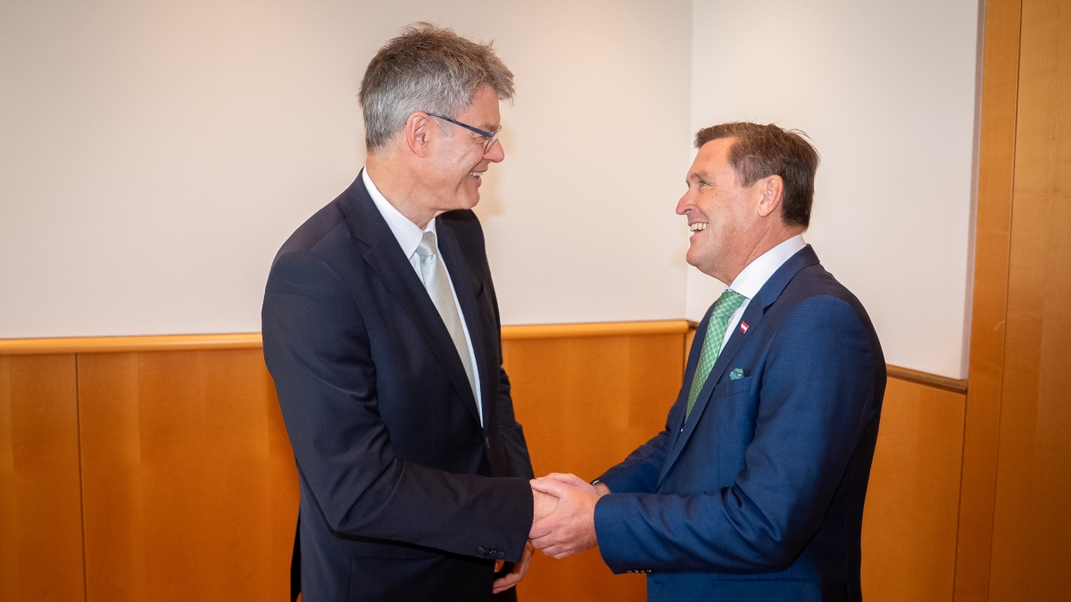 Foto vom bilateralen Gespräch zwischen Patrick Schnieder und dem österreichischen Minister für Mobilität und Infrastruktur Peter Hanke. Foto vom bilateralen Gespräch zwischen Patrick Schnieder und dem österreichischen Minister für Mobilität und Infrastruktur Peter Hanke.