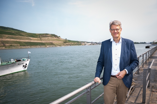 Patrick Schnieder an der Rheinpromenade in Bingen. Am linken Bildrand ist der Bug der MS Mainz zu sehen. Patrick Schnieder an der Rheinpromenade in Bingen. Am linken Bildrand ist der Bug der MS Mainz zu sehen.