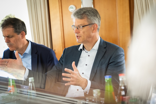 Patrick Schnieder spricht und gestikuliert am Konferenztisch. Patrick Schnieder spricht und gestikuliert am Konferenztisch.