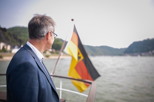 Seitenansicht von Patrick Schnieder auf der MS Mainz. Er blickt den Rhein entlang. Seitenansicht von Patrick Schnieder auf der MS Mainz. Er blickt den Rhein entlang.