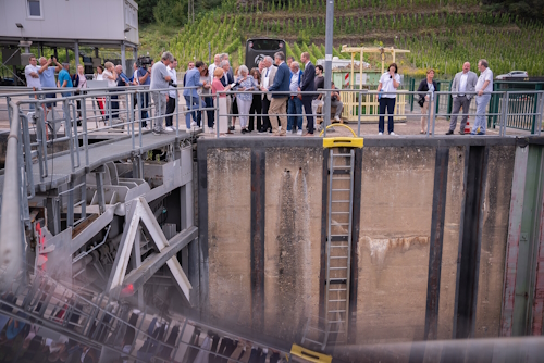 Patrick Schnieder und weitere Besucher der Moselschleuse St. Aldegund. Im Vordergrund ist ein Schleusebecken zu sehen. Patrick Schnieder und weitere Besucher der Moselschleuse St. Aldegund. Im Vordergrund ist ein Schleusebecken zu sehen.