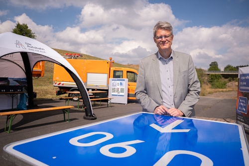 Patrick Schnieder vor Ort auf der A1, neben einem Umleitungsschild. Patrick Schnieder vor Ort auf der A1, neben einem Umleitungsschild.