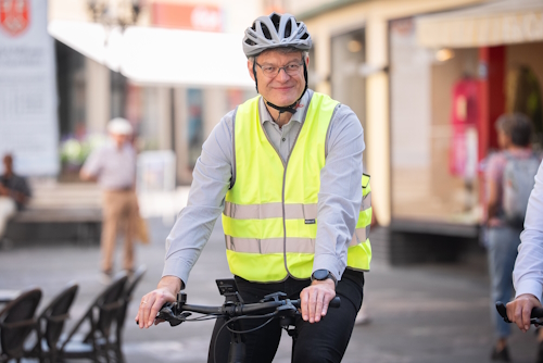 Patrick Schnieder fährt auf einem Fahrrad Patrick Schnieder fährt auf einem Fahrrad