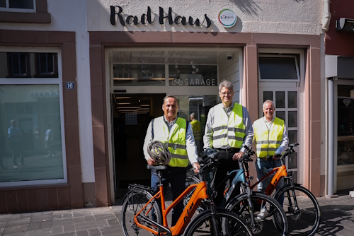 Gruppenfoto mit Patrick Schnieder und Fahrrad vor dem "RadHaus" Gruppenfoto mit Patrick Schnieder und Fahrrad vor dem "RadHaus"