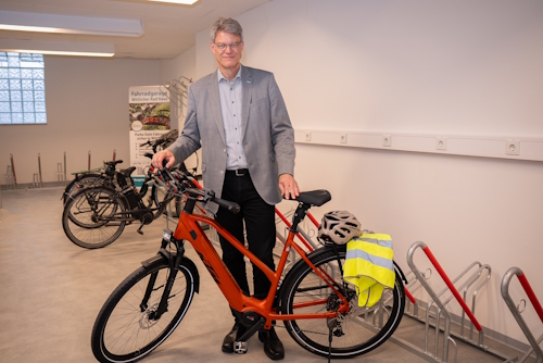 Patrick Schnieder mit Fahrrad im RadHaus Patrick Schnieder mit Fahrrad im RadHaus