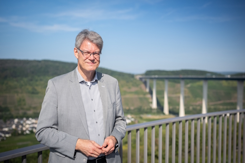 Patrick Schnieder vor Ort. Im Hintergrund ist die Hochmoselbrücke zu sehen. Patrick Schnieder vor Ort. Im Hintergrund ist die Hochmoselbrücke zu sehen.