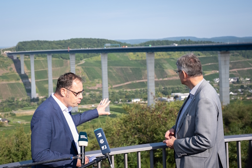 Patrick Schnieder vor Ort im Gespräch. Im Hintergrund ist die Hochmoselbrücke zu sehen. Patrick Schnieder vor Ort im Gespräch. Im Hintergrund ist die Hochmoselbrücke zu sehen.