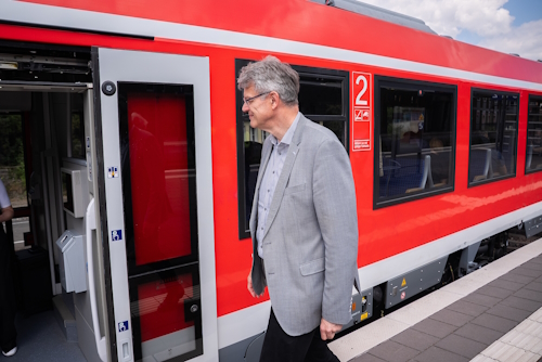 Patrick Schnieder steigt in eine Regionalbahn. Patrick Schnieder steigt in eine Regionalbahn.