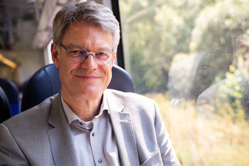 Patrick Schnieder sitzt in einer Regionalbahn. Patrick Schnieder sitzt in einer Regionalbahn.