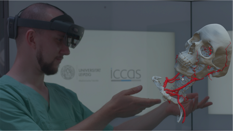 Person mit Virtual-Reality-Brille, die mit einem 3D-Modell eines menschlichen Schädels interagiert Person mit Virtual-Reality-Brille, die mit einem 3D-Modell eines menschlichen Schädels interagiert