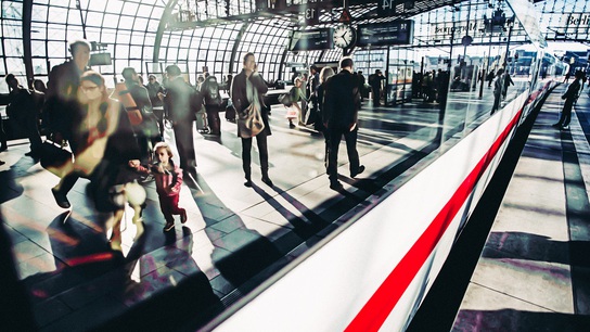 Menschen warten an Bahnhofsgleis auf ICE Menschen warten an Bahnhofsgleis auf ICE