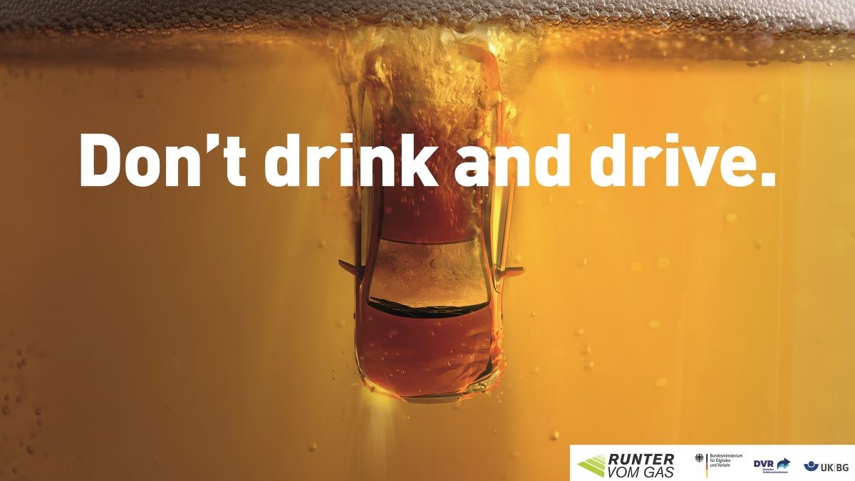 Autobahnplakat mit dem Text "Don't drink and drive." Autobahnplakat mit dem Text "Don't drink and drive."
