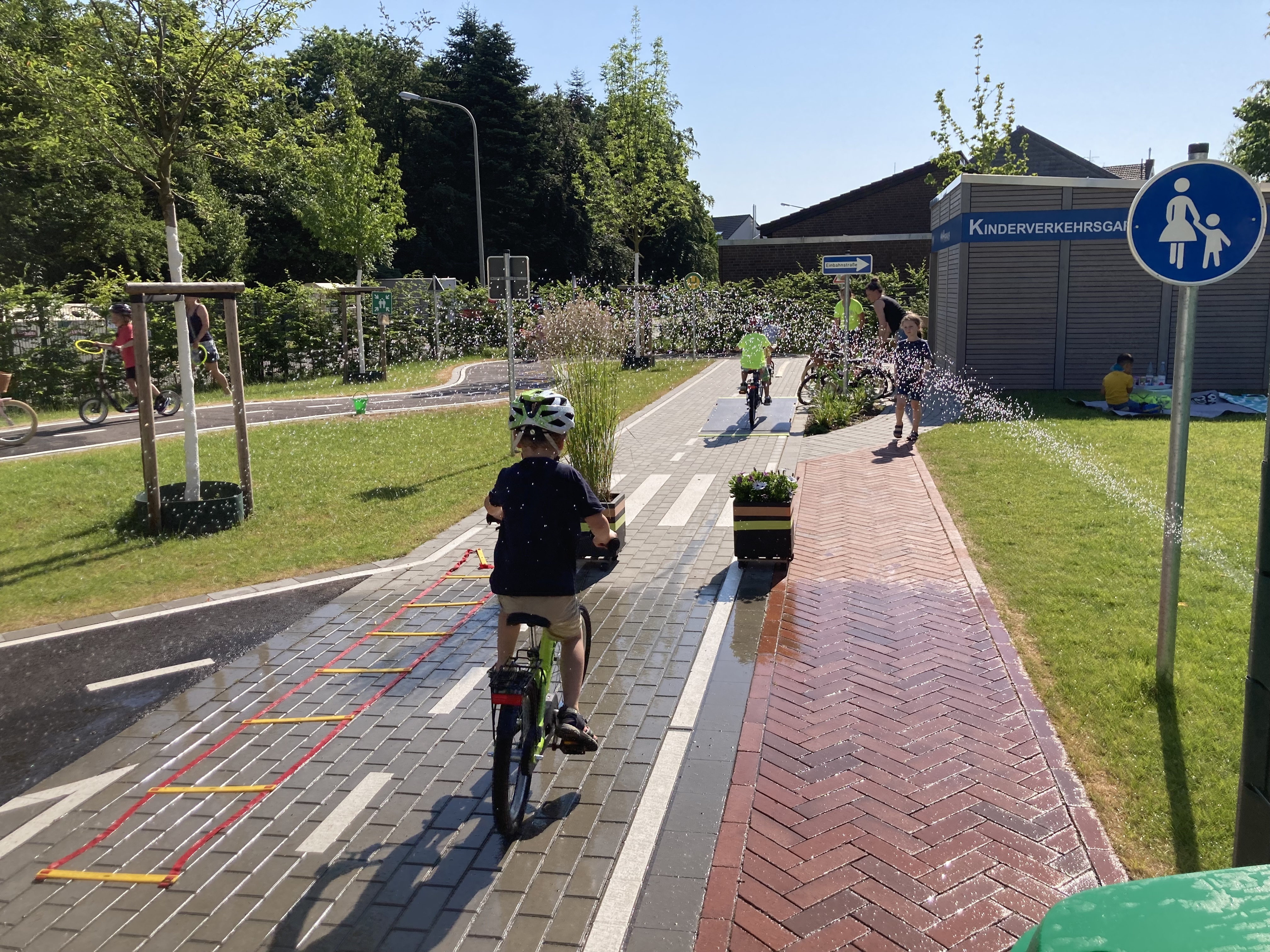 Ein Kind auf einem Fahrad, welches über einen nässen Untergrund fährt. Ein Kind auf einem Fahrad, welches über einen nässen Untergrund fährt.