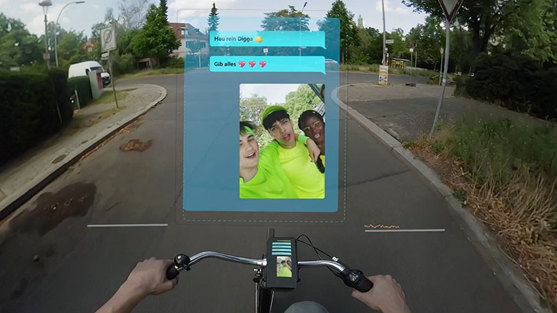 Eine Aufnahme aus der Perspektive einer Person, die auf einem Fahrrad fährt und auf ein Smartphone schaut, das am Lenker befestigt ist Eine Aufnahme aus der Perspektive einer Person, die auf einem Fahrrad fährt und auf ein Smartphone schaut, das am Lenker befestigt ist
