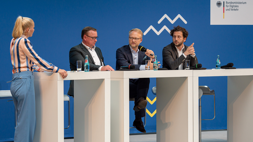 Vier Redner auf der Bühne zur Hafenstrategie Vier Redner auf der Bühne zur Hafenstrategie