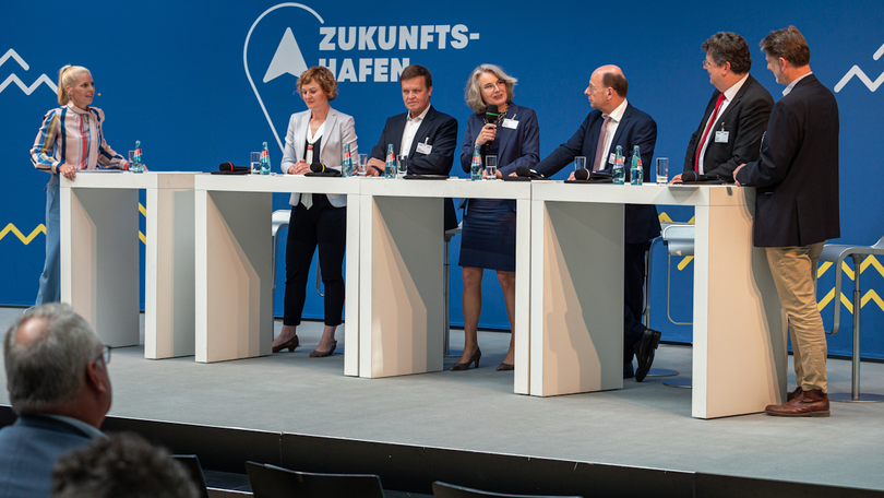 Redner auf der Bühne zur Hafenstrategie Redner auf der Bühne zur Hafenstrategie