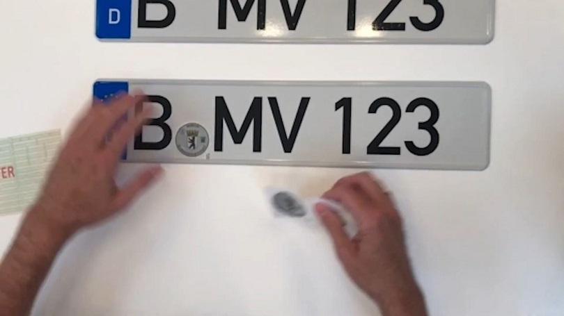 Plakette mit i-Kfz anbringen Plakette mit i-Kfz anbringen