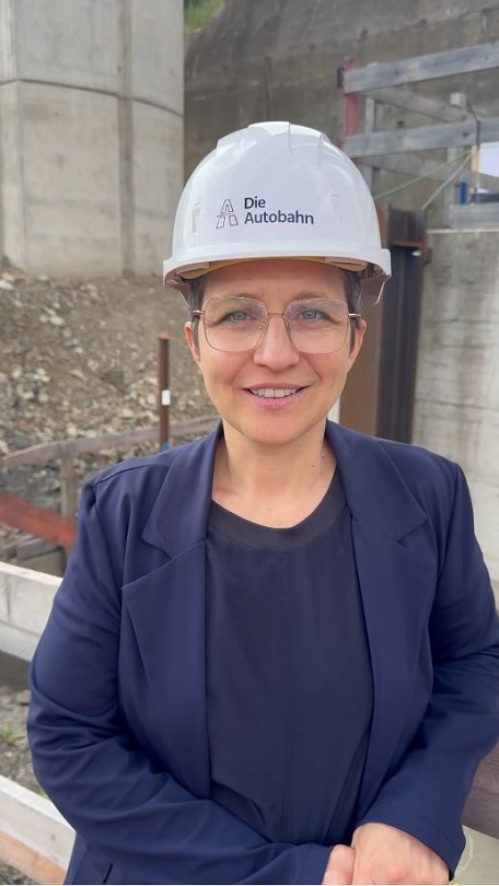 Dr. Claudia Elif Stutz an der Talbrücke Rinsdorf Dr. Claudia Elif Stutz an der Talbrücke Rinsdorf