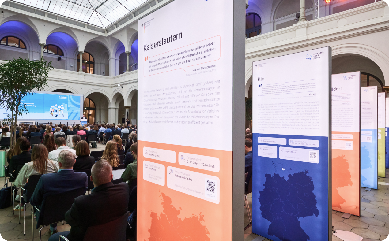 Im Rahmen der 6. NaKoMo-Jahreskonferenz wurden die aktuellen SUMP-Förderprojekte von 17 Kommunen in einer Ausstellung präsentiert.