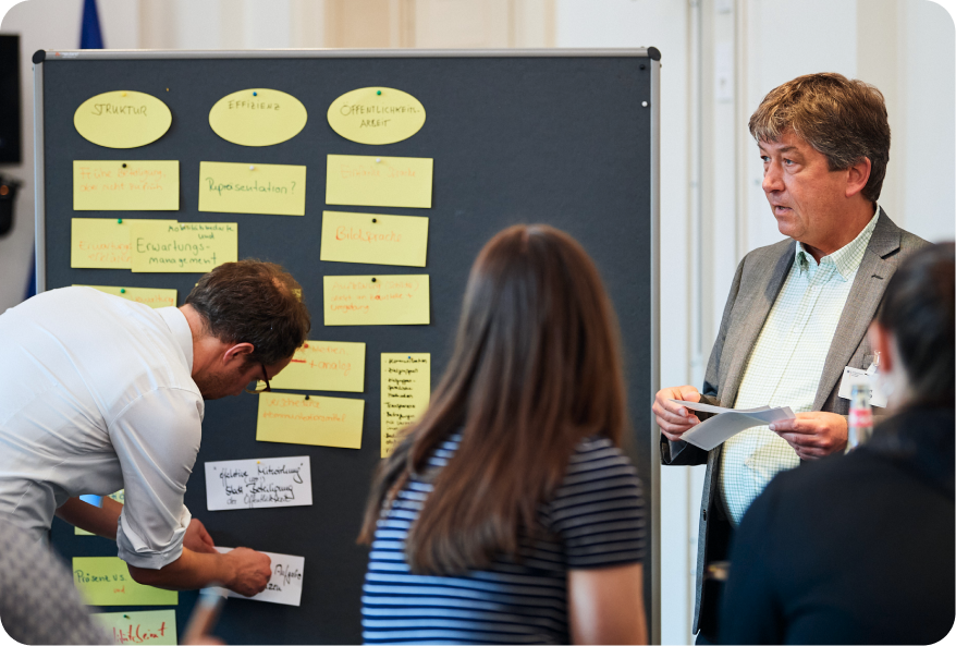 Bei der 6. NaKoMo-Jahreskonferenz disktuierten viele Teilnehmende im Format der Mobilitätsdialoge über verschiedene Herausforderungen der nachhaltigen Mobilitätsplanung.
