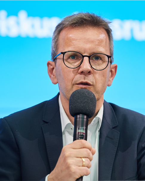 Andreas Meißner, Referent der Stadt Dortmund, spricht auf der 6. NaKoMo-Jahreskonferenz über den Masterplan Mobilität 2030 der Stadt Dortmund.
