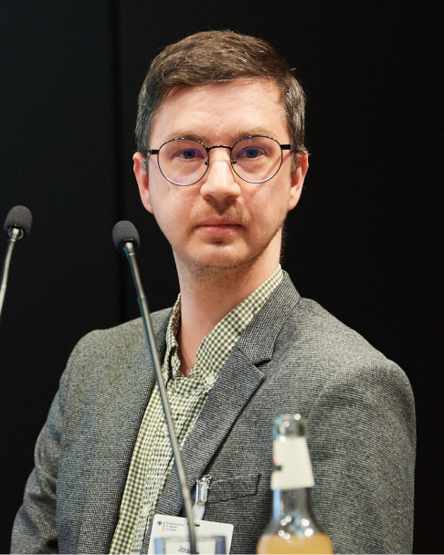 Johannes Aertker, Referent des Instituts für Mobilität und Stadtplanung, spricht auf der 6. NaKoMo-Jahreskonferenz über Mobilität und funktionale Stadtgebiete.