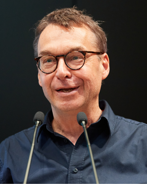 Klaus Geschwinder, Referent der Region Hannover, spricht auf der 6. NaKoMo-Jahreskonferenz über integrierte Mobilitätsplanung in Stadt und Umland.