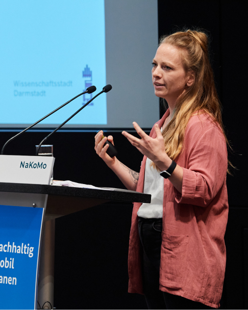 Sabrina Hadwiger, Referentin der Stadt Darmstadt, hält auf der 6. NaKoMo-Jahreskonferenz einen Vortrag über Mobilitätskooperationen und Herausforderungen in der Region Darmstadt.