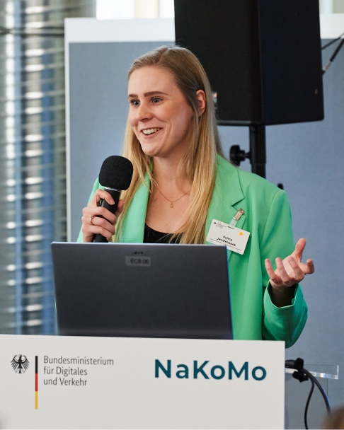 Selina Jendrossek, Referentin der Lots*, Gesellschaft für verändernde Kommunikation mbH, spricht auf der 6. NaKoMo-Jahreskonferenz über Kommunikation und Beteiligung im SUMP.
