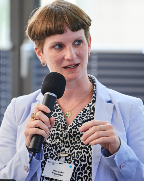 Friederike Christian, Referentin der Region Köln, hält auf der 6. NaKoMo-Jahreskonferenz einen Vortrag über über Beteiligung und Kommunikation im nachhaltigen Mobilitätsplan.