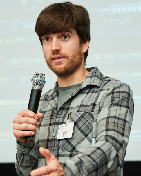 Martin Kohl, Referent des Fraunhofer IESE, hält auf der 6. NaKoMo-Jahreskonferenz einen Vortrag über nutzerzentriertes Design und Customer Journeys.