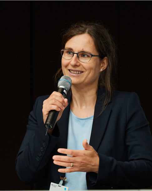 ulia Gerlach, Referentin der Technischen Universität Dresden, spricht auf der 6. NaKoMo-Jahreskonferenz über das Projekt 'InuM' und die nachhaltige Mobilitätsentwicklung.