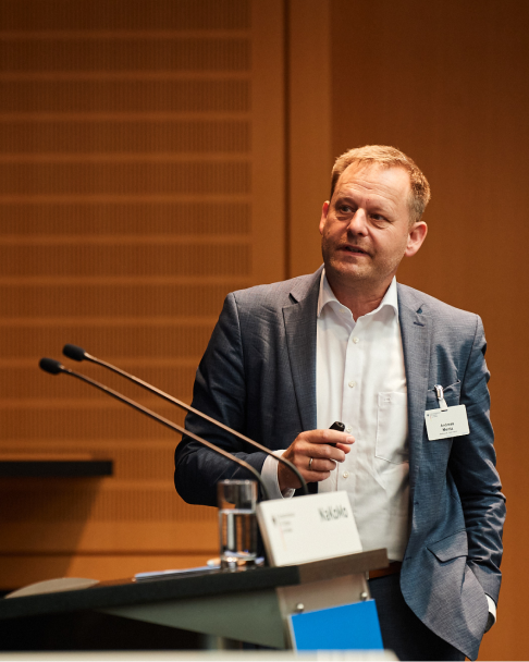 Andreas Mentz, Referent der Stadt Hamm, hält auf der 6. NaKoMo-Jahreskonferenz einen Vortrag über nachhaltige Mobilität im Strukturwandel in Hamm.