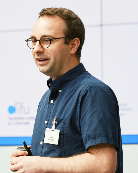 Jonas Krombach, Referent der Technischen Universität Dresden, hält auf der 6. NaKoMo-Jahreskonferenz einen Vortrag über Monitoring und Evaluation in deutschen Kommunen.