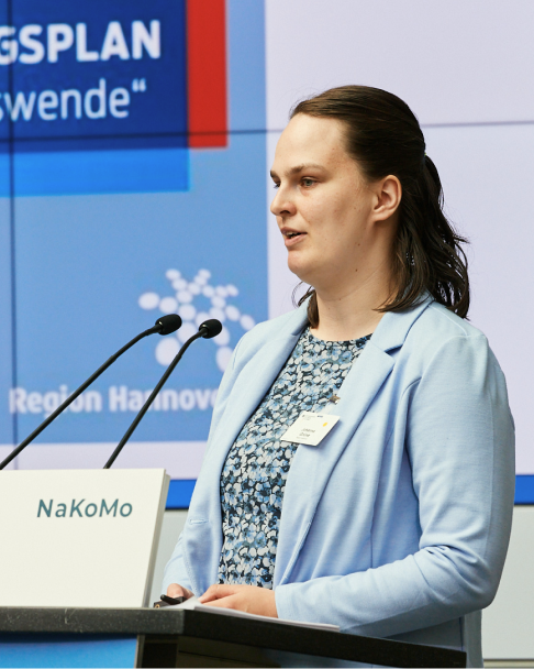 Johanna Grüne, Referentin der Aktionsgruppe Verkehrsentwicklungsplan (VEP) der Region Hannover, spricht auf der 6. NaKoMo-Jahreskonferenz über integrierte Mobilitätsplanung in Stadt und Umland.